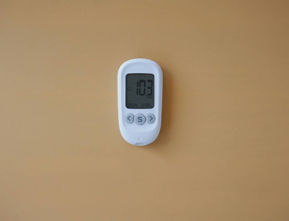 Bar chart comparing accuracy and response time of analog vs digital candy thermometers