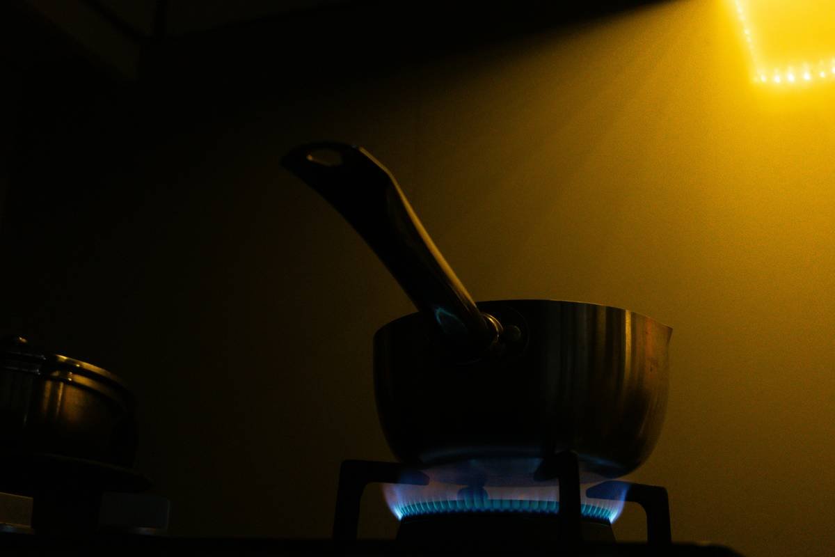 Infographic showing sugar cooking stages from thread to hard crack with corresponding temperatures in Fahrenheit and Celsius