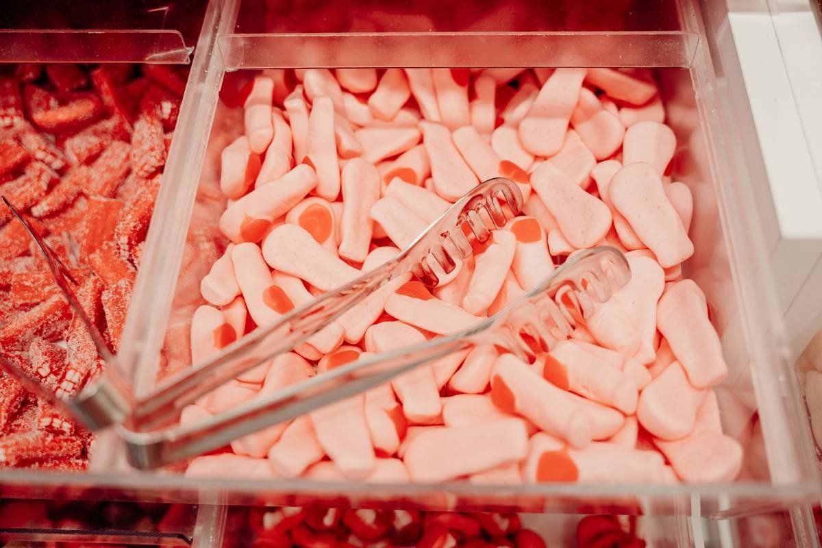Comparison table of CDN, Polder, and Cooper-Atkins candy thermometers showing price, accuracy, materials, and warranty